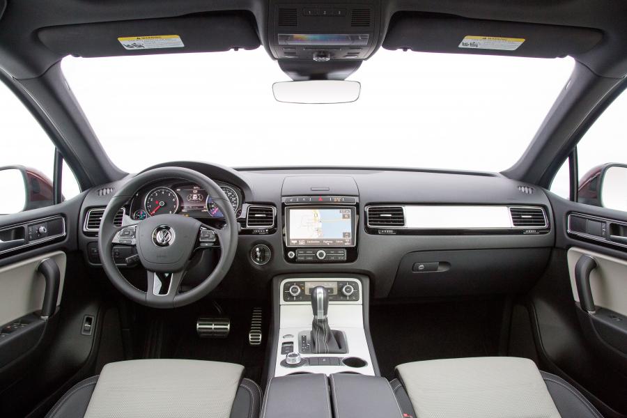Торпедо Volkswagen Touareg V6 FSI Wolfsburg Edition 2016 года  (NA) (фото 8 из 11)